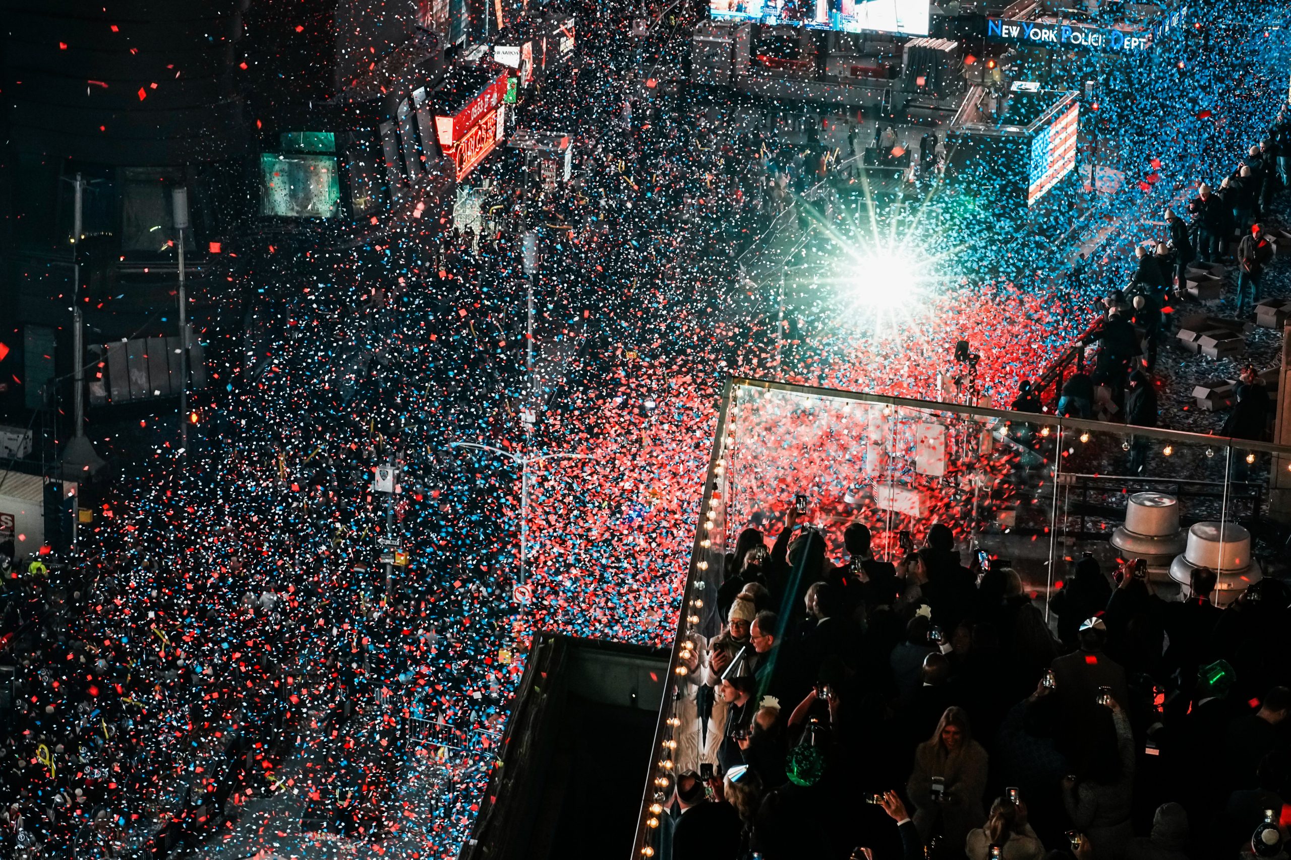 New Year's Eve New York Πρωτοχρονιά 2026: Εντυπωσιακοί εορτασμοί στην Ελλάδα και τον κόσμο – Πυροτεχνήματα, φώτα και μηνύματα ειρήνης