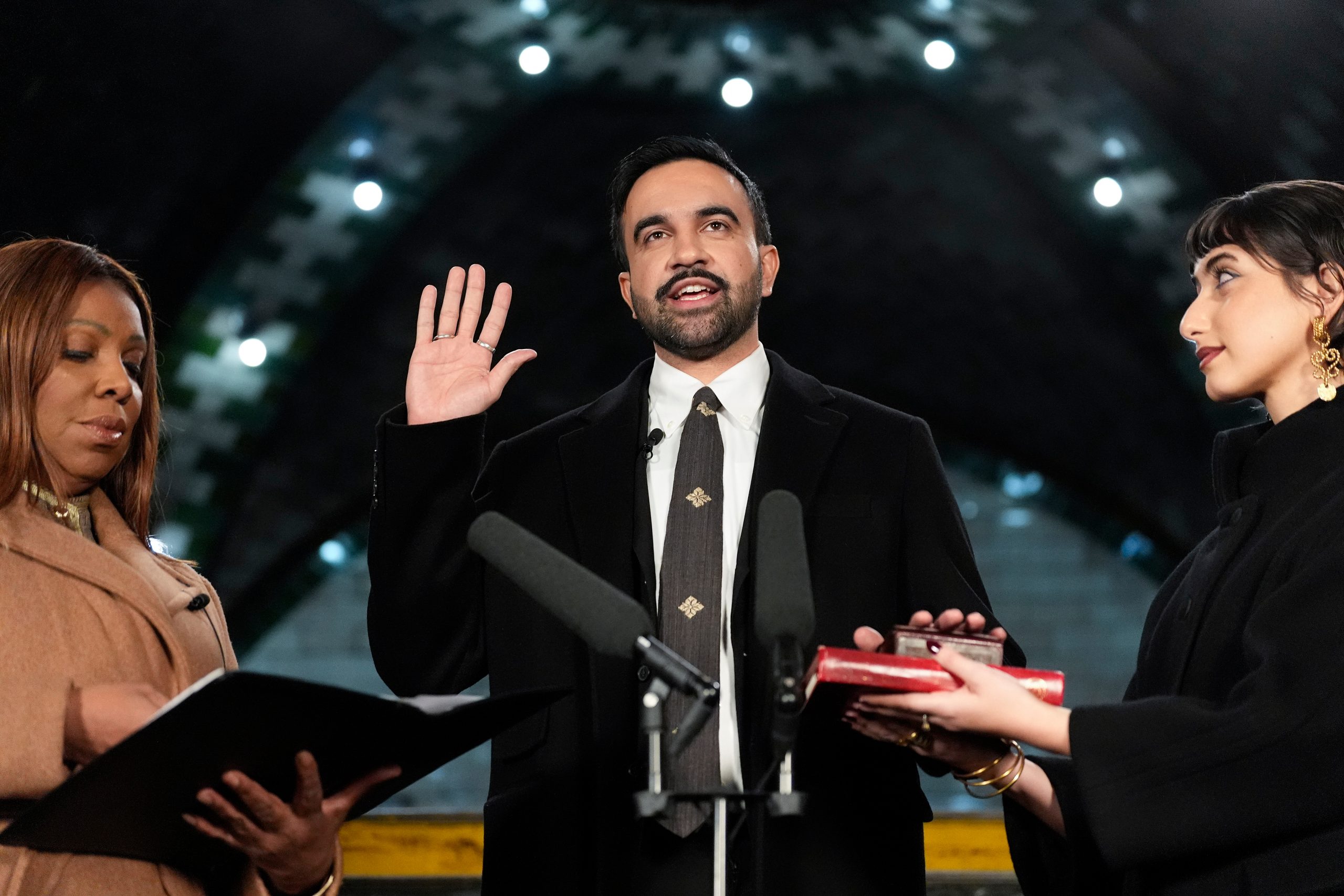 NYC Mayor Mamdani Νέα Υόρκη: Ο Ζοχράν Μαμντάνι ορκίστηκε δήμαρχος – Ο πρώτος μουσουλμάνος δήμαρχος της πόλης