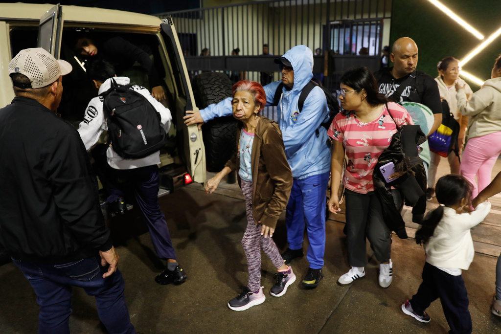 Βενεζουέλα: Επτά εκρήξεις στο Καράκας κοντά σε στρατιωτική βάση – Μπλακάουτ και αναφορές για υπερπτήσεις αεροσκαφών