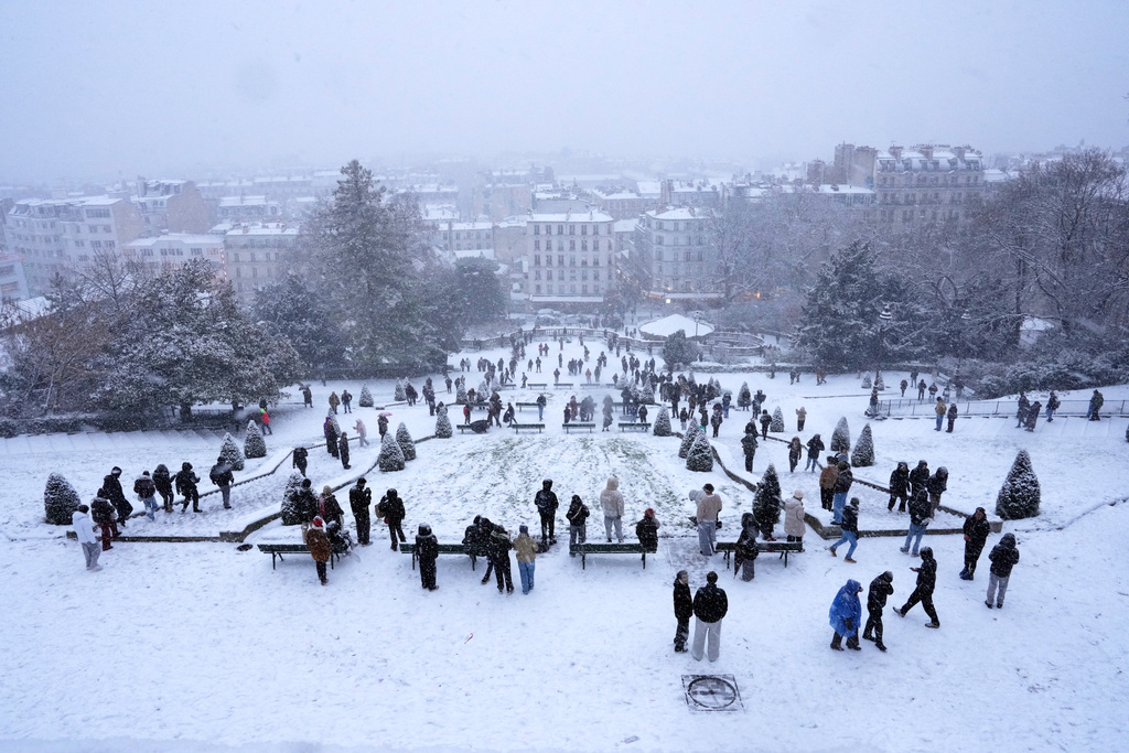 Η Μονμάρτη μετατρέπεται σε… πίστα σκι μετά τα χιόνια στο Παρίσι