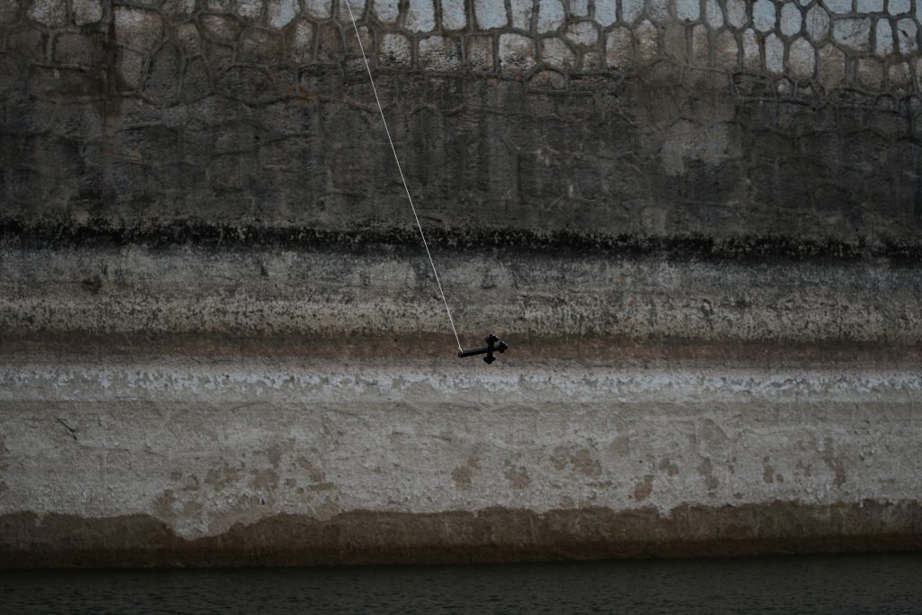 Θεοφάνεια με φόντο τη λειψυδρία στη λίμνη Μαραθώνα – Δραματικά μειωμένη η στάθμη των νερών (βίντεο, φωτογραφίες)