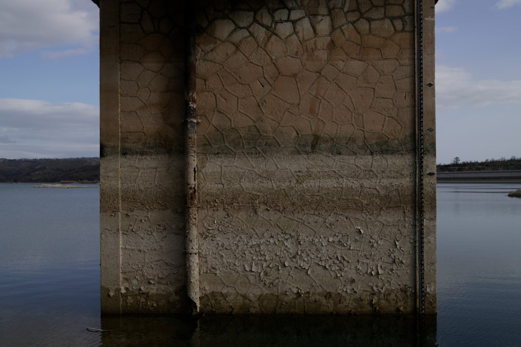 Θεοφάνεια με φόντο τη λειψυδρία στη λίμνη Μαραθώνα – Δραματικά μειωμένη η στάθμη των νερών (βίντεο, φωτογραφίες)