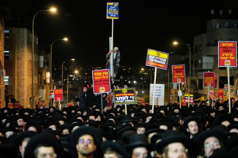 Είκοσι πορτρέτα προσωπικοτήτων ζωγραφισμένα στο 12<sup>ο</sup> γυμνάσιο Λαρίσης