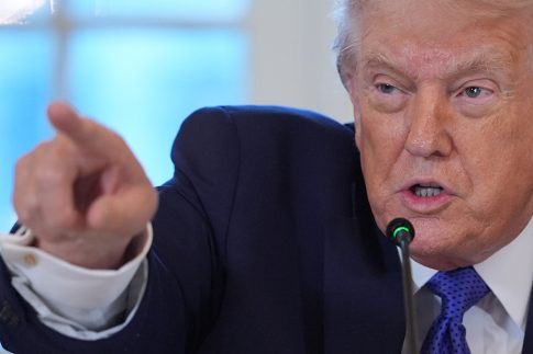 Αλί Χαμενεΐ: Ο Τραμπ να εστιάσει στα προβλήματα της χώρας του