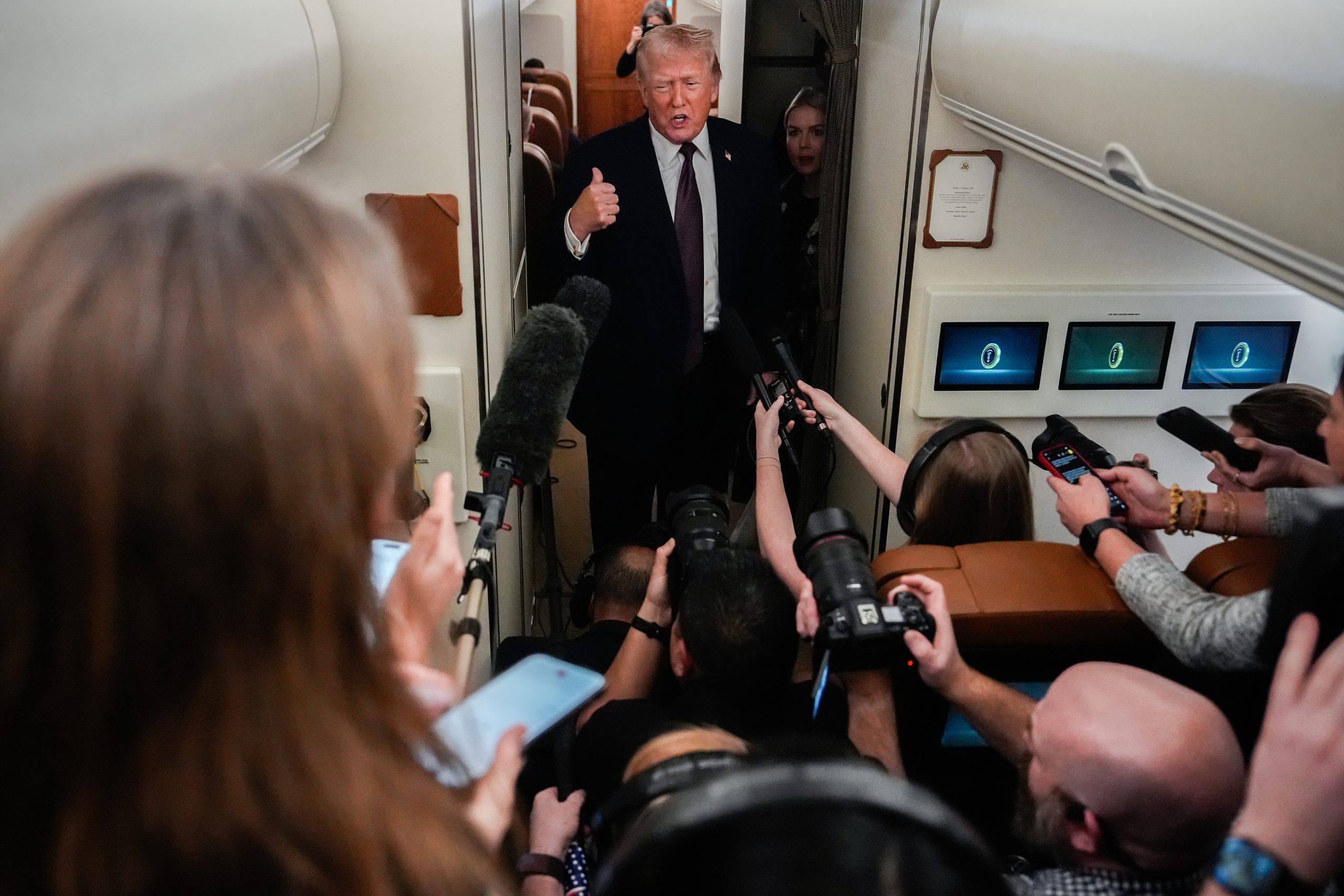 Trump Ιράν: Στο τραπέζι ακόμη και στρατιωτική απάντηση από τον Τραμπ – Μερική αποκατάσταση των τηλεπικοινωνιών