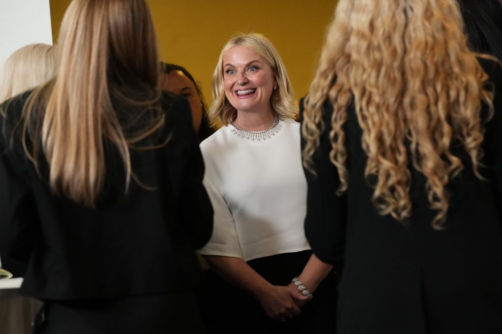 Χρυσές Σφαίρες 2026: Η Amy Poehler είναι η πρώτη podcaster νικήτρια στην ιστορία του θεσμού