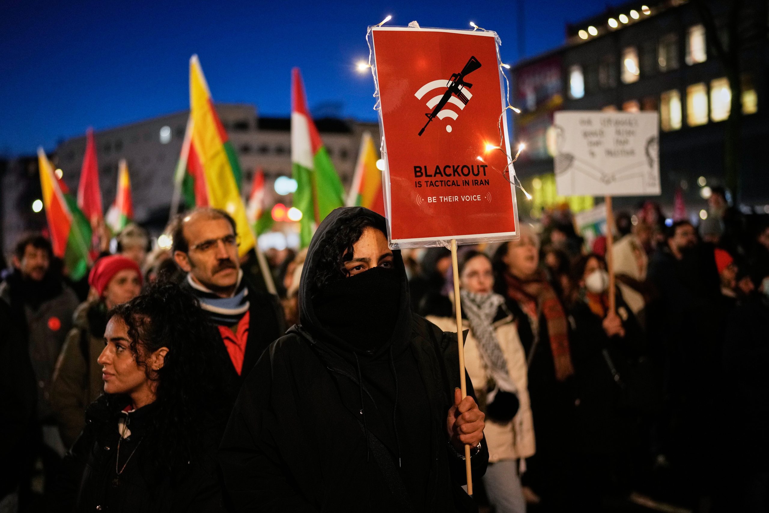 Σε επικίνδυνο σταυροδρόμι το Ιράν – Ο Τραμπ λέει ότι σταμάτησαν οι εκτελέσεις, αλλά δεν αποκλείει στρατιωτική επέμβαση