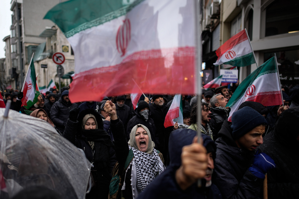 Πυκνώνουν τα σύννεφα πολέμου στο Ιράν: Tα επτά σενάρια αν ο Τραμπ αποφασίσει να χτυπήσει