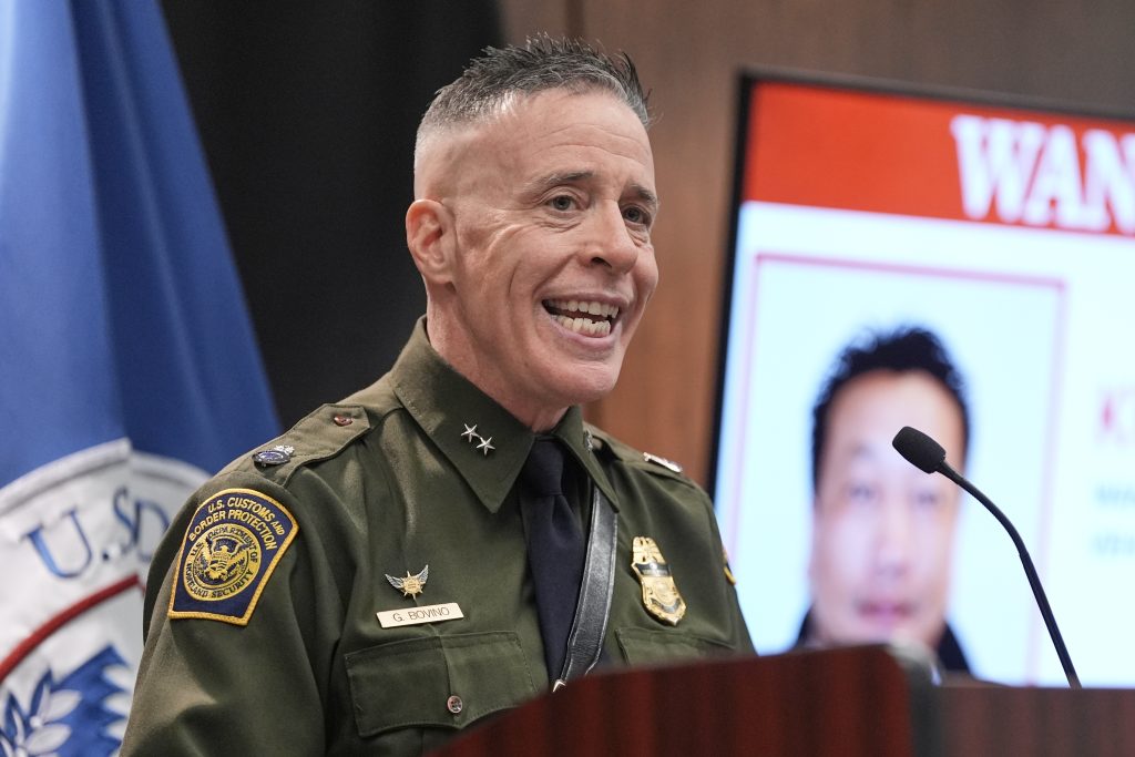 Ο «ενεργώ και καθαρίζω» Γκρεγκ Μποβίνο: Ποιος είναι ο ιταλικής καταγωγής άνδρας με το «παλτό SS» που κυνηγά μετανάστες για τον Τραμπ