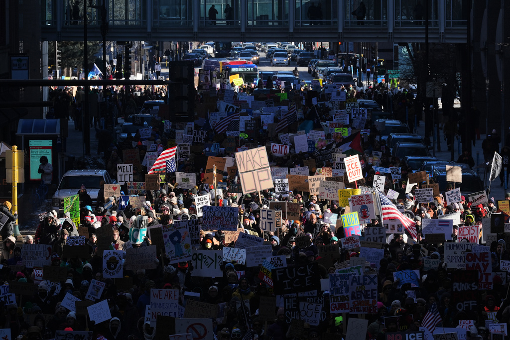 ΗΠΑ: Μαζικές διαδηλώσεις και αποχές σε σχολεία και πανεπιστήμια κατά της ICE μετά τους θανάσιμους πυροβολισμούς στη Μινεάπολη