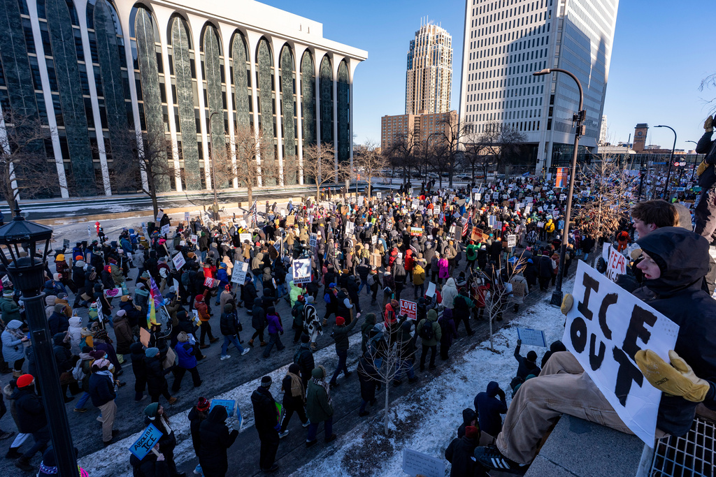 ΗΠΑ: Μαζικές διαδηλώσεις και αποχές σε σχολεία και πανεπιστήμια κατά της ICE μετά τους θανάσιμους πυροβολισμούς στη Μινεάπολη