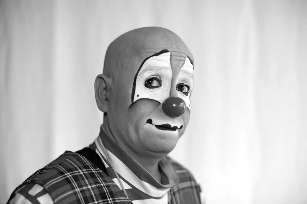 «Μην το πεις»: Πώς μάς βαραίνουν τα οικογενειακά μυστικά