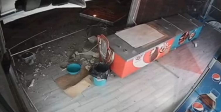 Λουτράκι: Αποκλειστικό βίντεο του ΕΡΤnews με την «τρελή» πορεία αυτοκινήτου που κατέληξε σε προαύλιο επιχείρησης