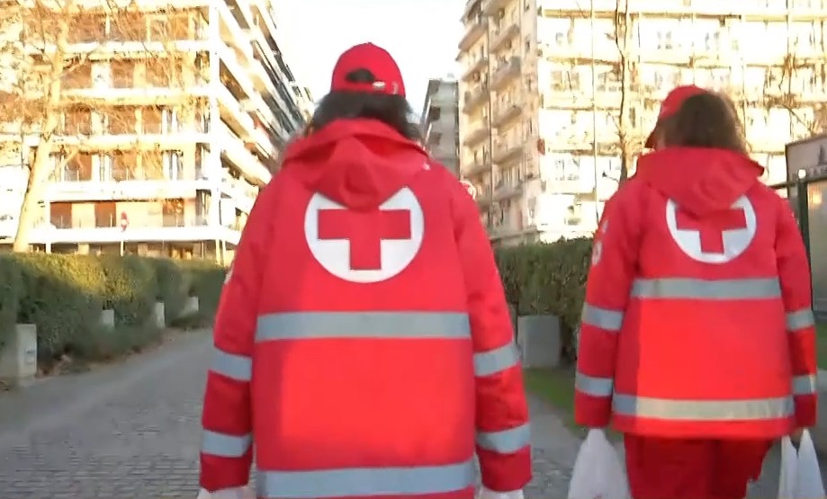 Θεσσαλονίκη: Τα στελέχη και οι εθελοντές του Ελληνικού Ερυθρού Σταυρού δίπλα σε άστεγους της πόλης