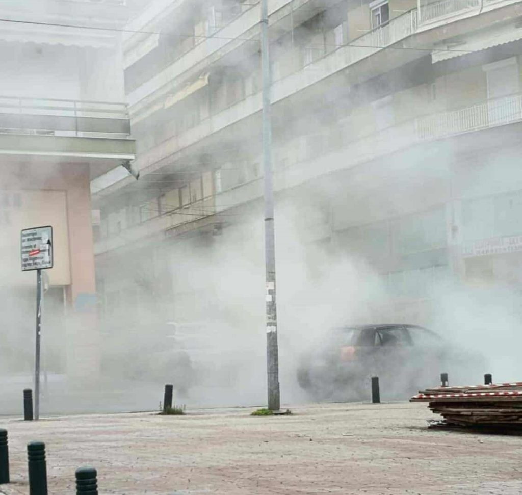 Κοζάνη: “Ομίχλη” στην πλατεία Αριστοτέλους από εργασίες στο δίκτυο τηλεθέρμανσης