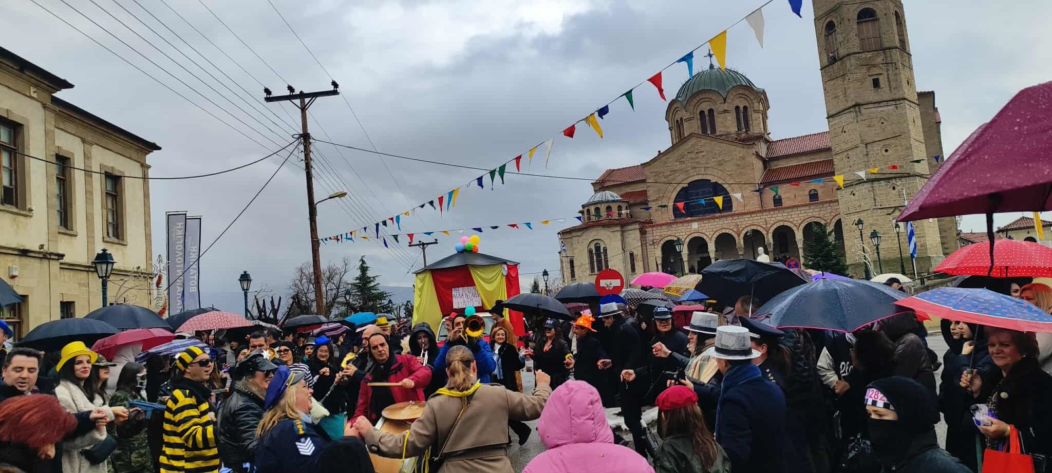 Υπό βροχή αναβιώνουν τα Μπουμπουσάρια στη Σιατιστα