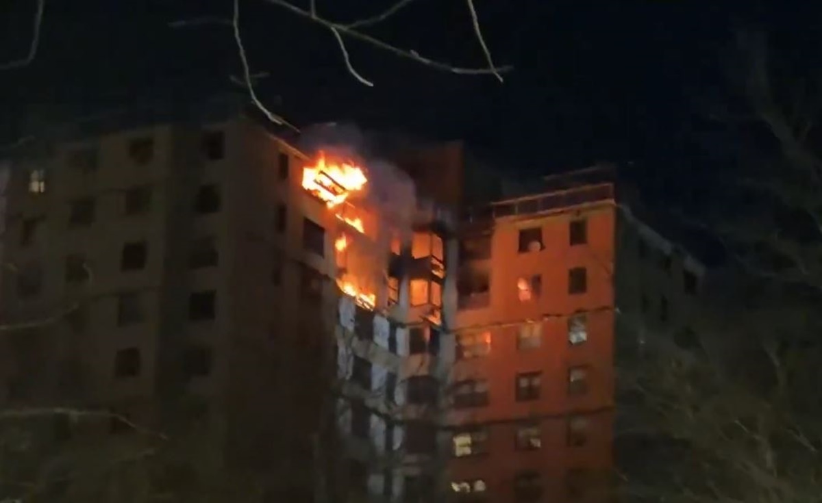 Νέα Υόρκη: Στις φλόγες πολυκατοικία στο Μπρονξ από έκρηξη υγραερίου – Φόβοι για πολλά θύματα