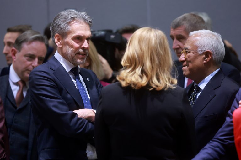 Η ΕΕ αντιμετωπίζει τη «νέα πραγματικότητα» της διατλαντικής σχέσης στο άτυπο δείπνο των 27 στις Βρυξέλλες