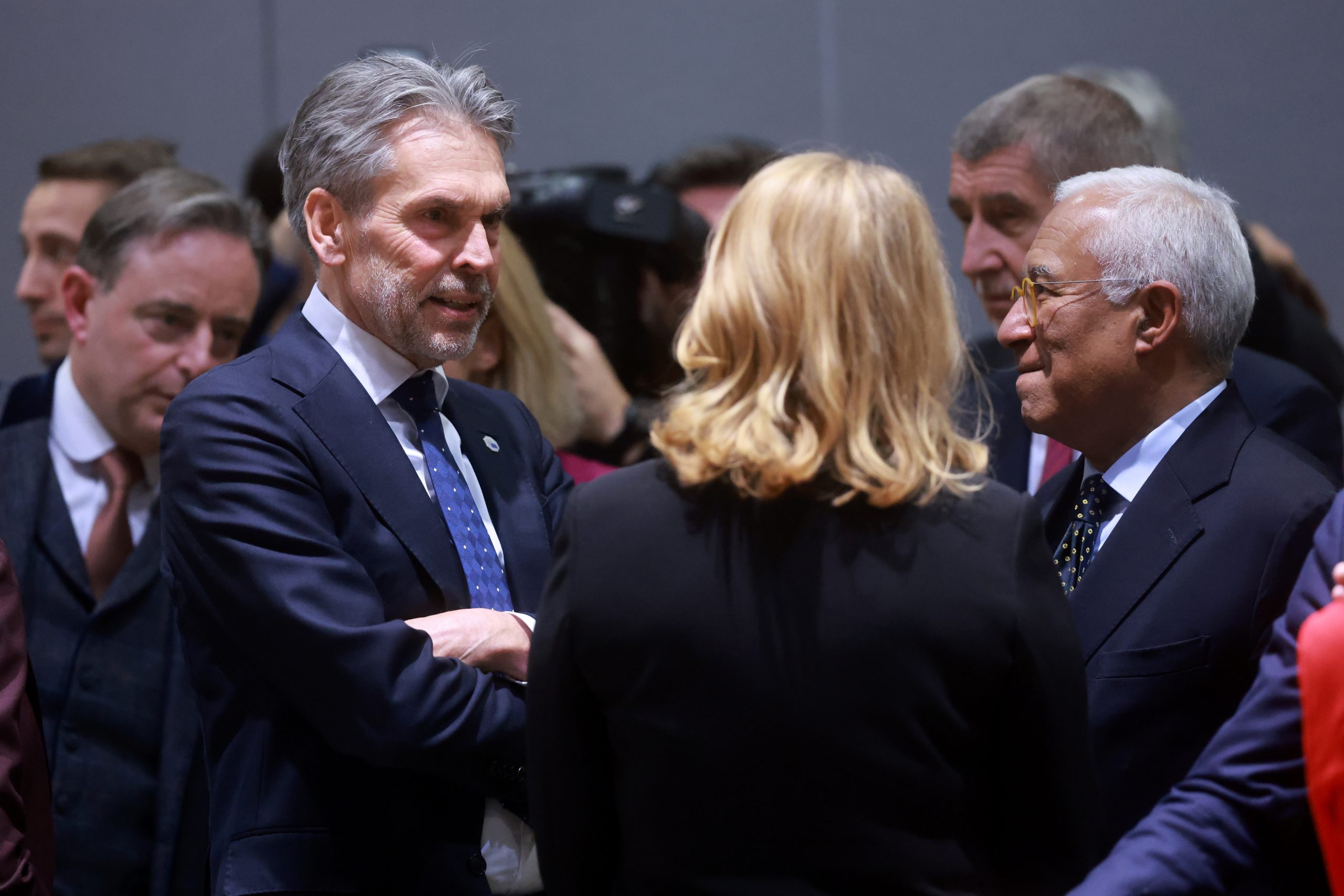 Η ΕΕ αντιμετωπίζει τη «νέα πραγματικότητα» της διατλαντικής σχέσης στο άτυπο δείπνο των 27 στις Βρυξέλλες