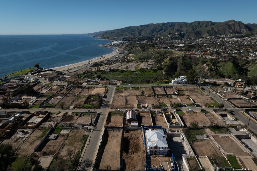 Ένας χρόνος μετά τις φονικές πυρκαγιές στην Καλιφόρνια: Δύσκολη η επιστροφή στην κανονικότητα για τους κατοίκους