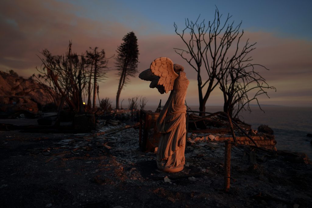 Ένας χρόνος μετά τις φονικές πυρκαγιές στην Καλιφόρνια: Δύσκολη η επιστροφή στην κανονικότητα για τους κατοίκους