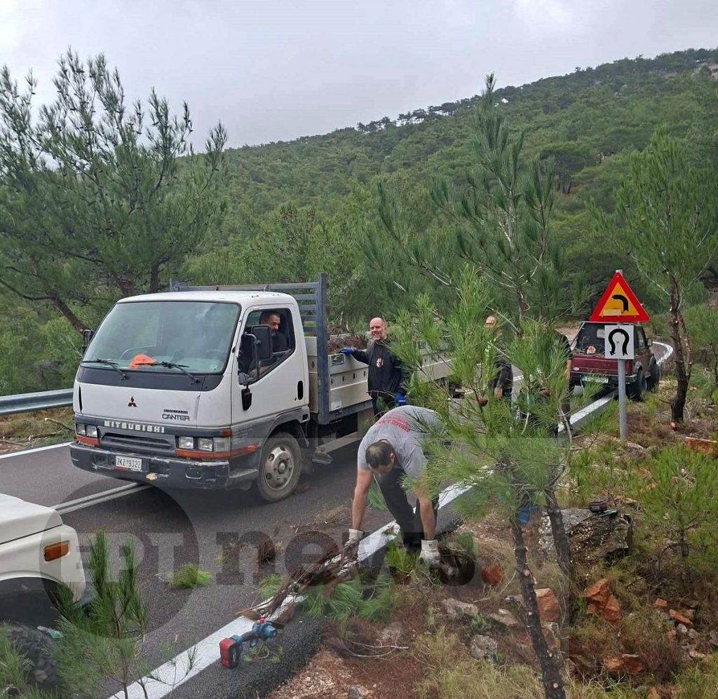 Αυγώνυμα Χίου: Καθάρισαν το δρόμο γύρω από το χωριό τους