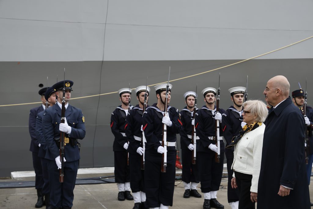 «Επισπεύδουμε την ανανέωση της ελληνογαλλικής αμυντικής συμφωνίας»: O Δένδιας υποδέχθηκε στη φρεγάτα Κίμων τη Γαλλίδα ομόλογό του