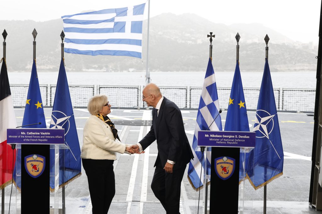 «Επισπεύδουμε την ανανέωση της ελληνογαλλικής αμυντικής συμφωνίας»: O Δένδιας υποδέχθηκε στη φρεγάτα Κίμων τη Γαλλίδα ομόλογό του
