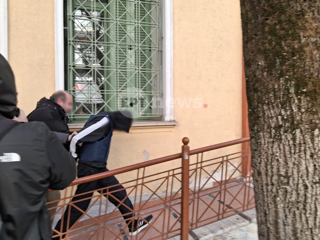 Σέρρες: Απολογείται ο 16χρονος για τον θανάσιμο τραυματισμό του 17χρονου – Η αδερφή και φίλοι του θύματος με πανό έξω από τα δικαστήρια