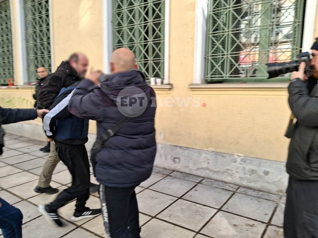 Σέρρες: Απολογείται ο 16χρονος για τον θανάσιμο τραυματισμό του 17χρονου – Η αδερφή και φίλοι του θύματος με πανό έξω από τα δικαστήρια