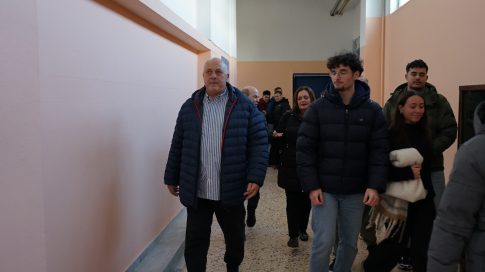 Τιμή στον Μίκη Θεοδωράκη από την Τ.Ο. Μαγνησίας του ΚΚΕ στο κατάμεστο Δημοτικό Θέατρο Νέας Ιωνίας