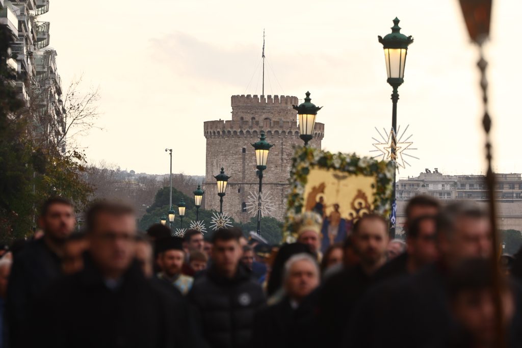 Θεσσαλονίκη: Μεγαλοπρεπής εορτασμός των Θεοφανίων – Με λαμπρότητα η τελετή καθαγιασμού των υδάτων στο λιμάνι (εικόνες)