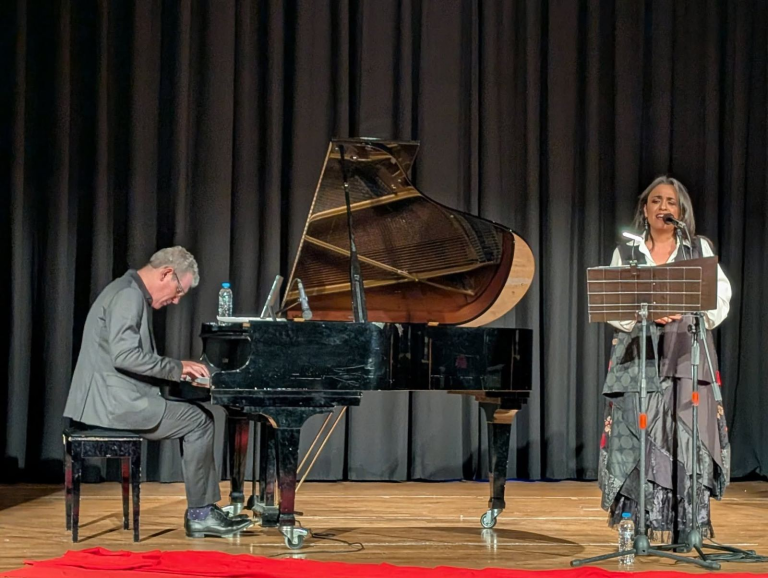 Τιμή στον Μίκη Θεοδωράκη από την Τ.Ο. Μαγνησίας του ΚΚΕ στο κατάμεστο Δημοτικό Θέατρο Νέας Ιωνίας