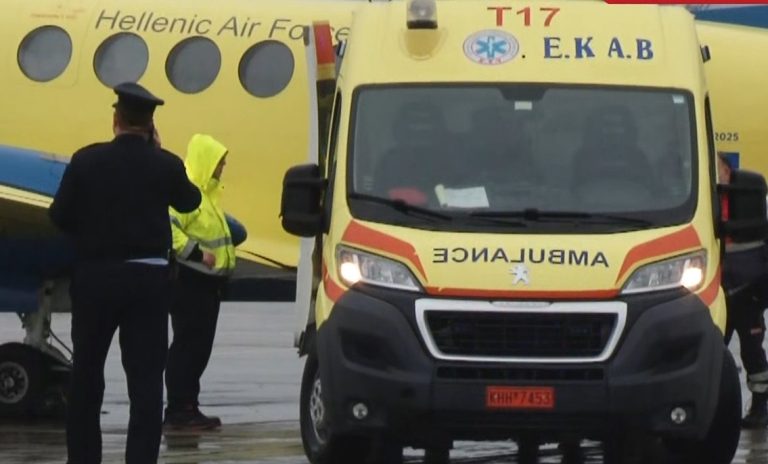 Προσγειώθηκε στη Θεσσαλονίκη το αεροσκάφος του ΕΚΑΒ με τους δύο τραυματίες οπαδούς του ΠΑΟΚ – Διακομίστηκαν στο «Παπαγεωργίου»