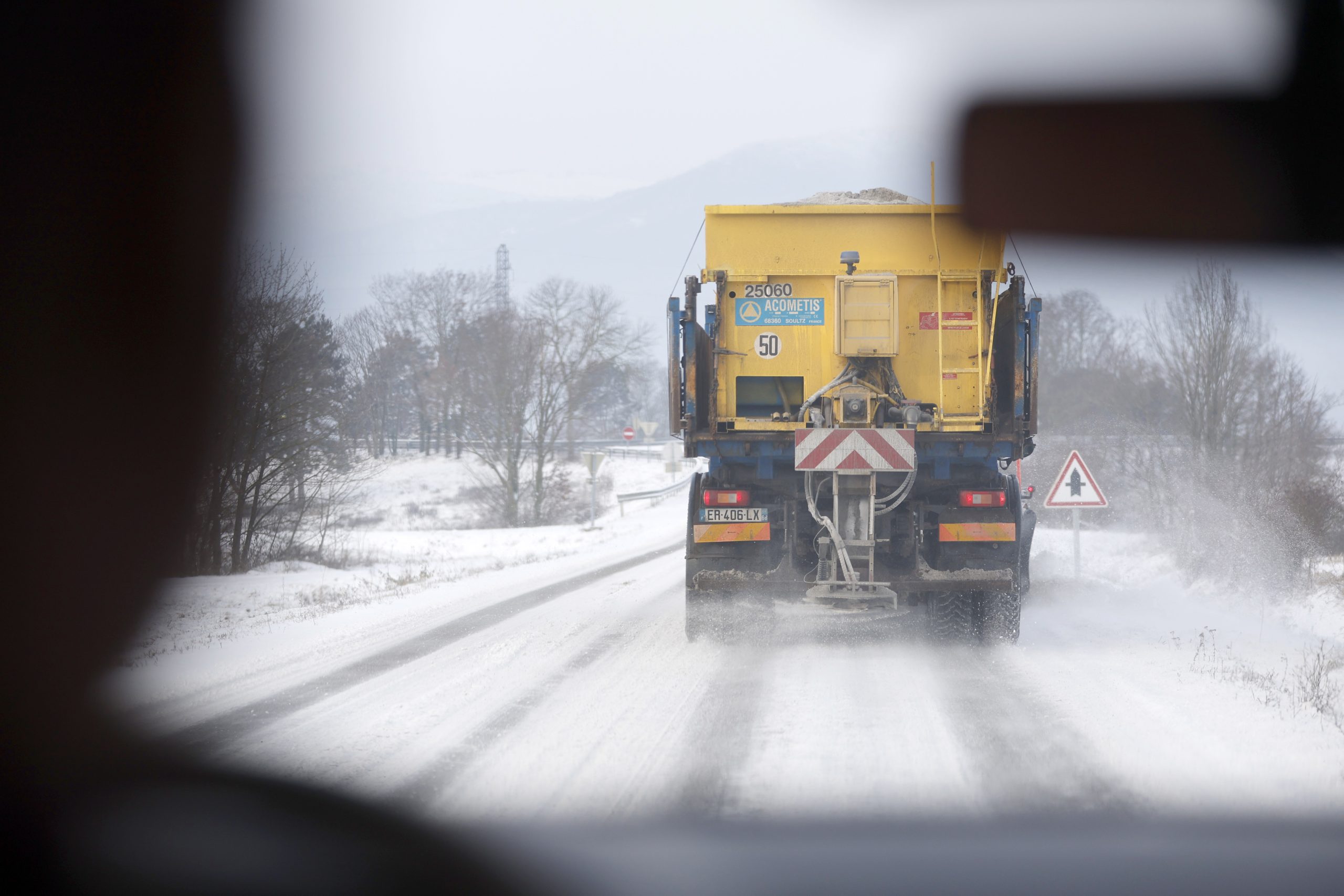 Xιονιάς σαρώνει την Ευρώπη – Κίνδυνος χιονοστιβάδας στις αυστριακές Άλπεις