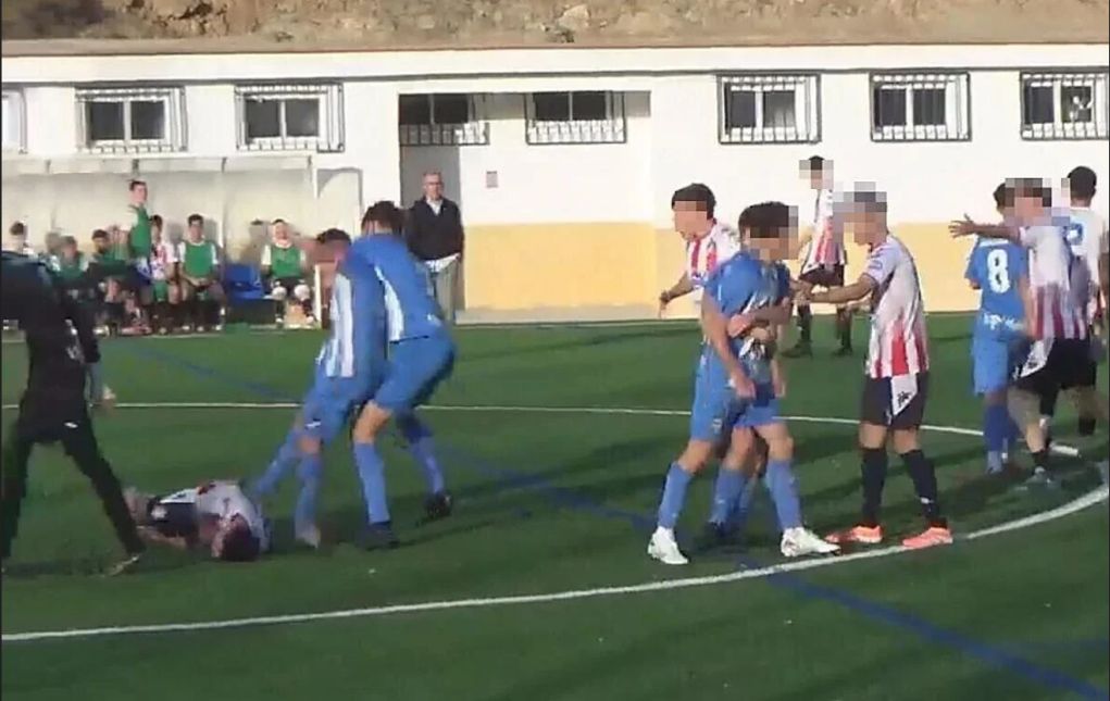 Κλοτσιές και μπουνιές αντί για ποδόσφαιρο σε αγώνα ακαδημιών στην Ισπανία – Πλακώθηκαν μεταξύ τους ακόμα και οι μητέρες