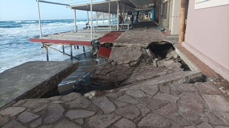Θυελλώδεις νοτιάδες στη Λέσβο – Υποχώρησε τμήμα του παραλιακού δρόμου στη Σκάλα Ερεσού