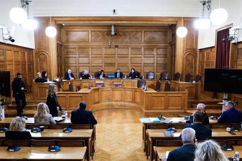 Η φρεγάτα «Κίμων» εν πλω προς τον Ναύσταθμο Σαλαμίνας