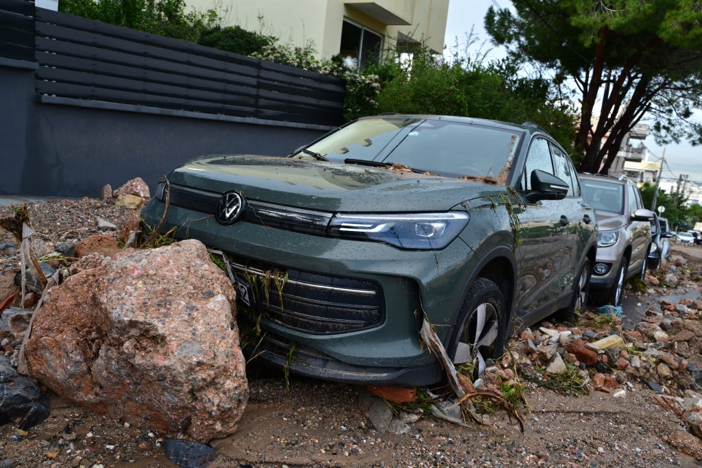 Εκτεταμένες ζημιές και καταστροφές από το πέρασμα της φονικής κακοκαιρίας – Αυτοψία του ΕΡΤnews