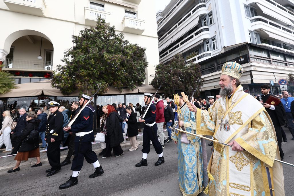 Θεσσαλονίκη: Μεγαλοπρεπής εορτασμός των Θεοφανίων – Με λαμπρότητα η τελετή καθαγιασμού των υδάτων στο λιμάνι (εικόνες)