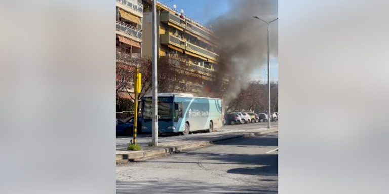 Θεσσαλονίκη: Φωτιά σε λεωφορείο των ΚΤΕΛ