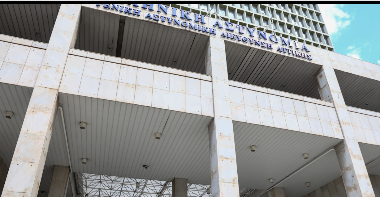 Έρευνα της ΕΛΑΣ για το βίντεο που δείχνει γυναίκα αστυνομικό να πυροβολεί σε γλέντι