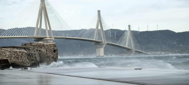 Γέφυρα Ρίου – Αντιρρίου: Κυκλοφοριακές ρυθμίσεις λόγω ισχυρών ανέμων, για ποια οχήματα απαγορεύεται η κυκλοφορία