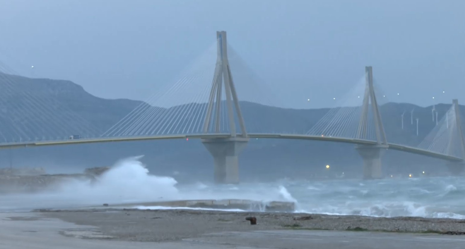 Πρωτοφανείς εικόνες στη γέφυρα Ρίου-Αντιρρίου: Άνεμοι 11 μποφόρ και κύματα που περνούν πάνω από το Κάστρο