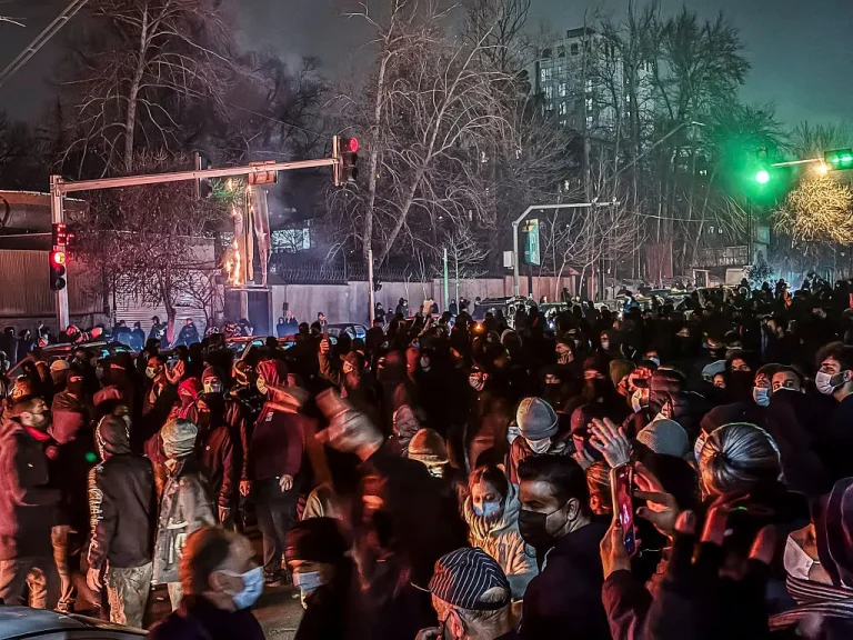 Μακάβριες εικόνες με «500 και πλέον» θύματα στο Ιράν – «Έτοιμο για πόλεμο ή διάλογο» το καθεστώς