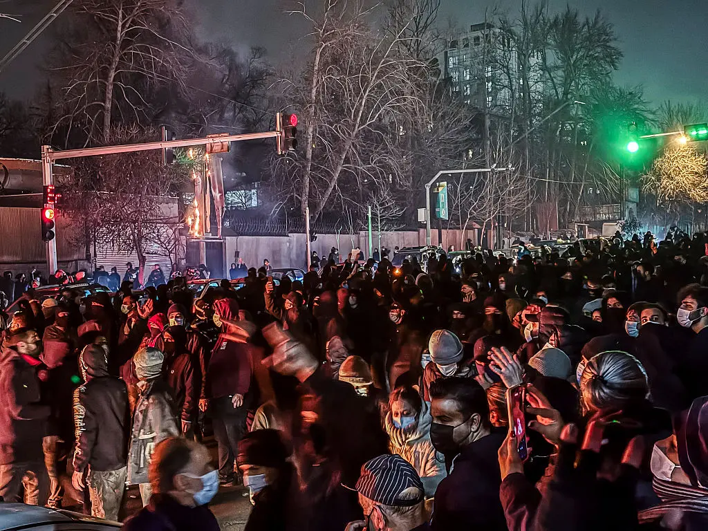 Ιράν: Μακάβριες εικόνες με «500 και πλέον» θύματα – Απειλεί με αντίποινα η Τεχεράνη «εάν παρέμβει ο Τραμπ»