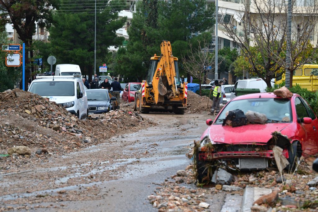 Αποκαθίστανται οι ζημιές στη Γλυφάδα: 70% επιδότηση ζημιών στις επιχειρήσεις – Πότε θα καταβληθούν τα ποσά