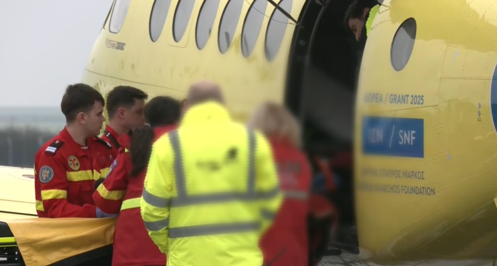 Το Κing Air του ΕΚΑΒ μεταφέρει τους δύο τραυματισμένους φιλάθλους του ΠΑΟΚ στην Ελλάδα