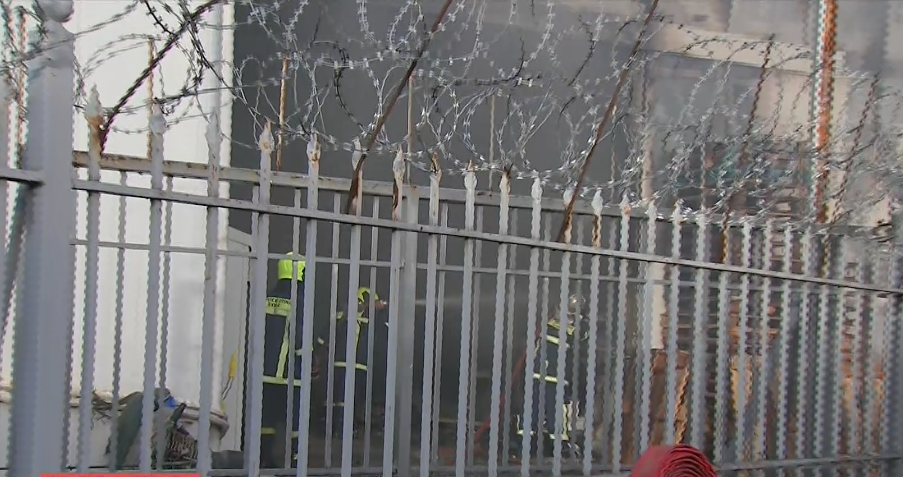 Πυρκαγιά σε επιχείρηση στο Κορωπί – Επιχειρούν ισχυρές δυνάμεις της πυροσβεστικής