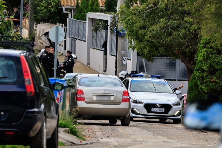Έγκλημα στη Γλυφάδα: Στον εισαγγελέα οδηγείται σήμερα ο 46χρονος πατροκτόνος – Συγκλονίζουν οι μαρτυρίες των αυτοπτών μαρτύρων
